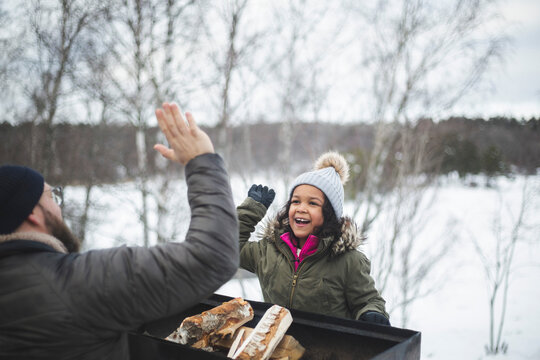 Dotter och pappa g&ouml;r highfive