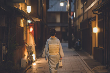 京都祇園　女性着物　古き良き日本