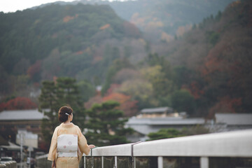 京都嵐山　渡月橋　女性着物　古き良き日本