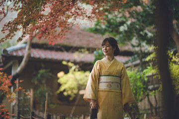 秋の京都嵐山『祇王寺』女性着物　古き良き日本