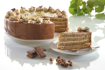 Kuchen, Nusscremetorte, ganz, angeschnitten, Stück auf Teller