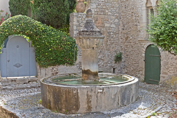  fontaine dans les rues de la cité médiévale de Vaison-la-Romaine