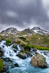 Fototapeta na wymiar Alpin scenery with a river 