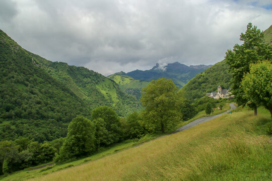 Cette-Eygun, un peque&ntilde;o pueblo del lado franc&eacute;s de los Pirineos. Paisaje rural de un peque&ntilde;o pueblo encajado en un valle entre bosques y empinadas monta&ntilde;as. Iglesia de San Pedro al fondo.