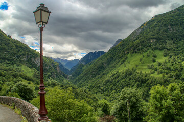 Paisaje natural de Cette-Eygun, un pequeño pueblo en el lado norte de los Pirineos franceses. Hermosas laderas verdes al final de la primavera en un día nublado. Francia.