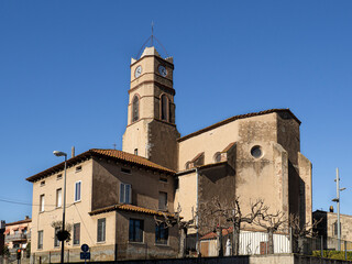 Obraz premium Parroquia de Santa Maria del Prat en LLinars del Valles, en Cataluña, con un cielo azul y su reloj en la torre, octubre 2020