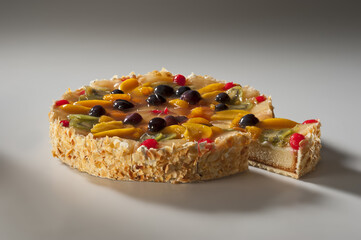 Kuchen, Obstkuchen, Fruchttorte, angeschnitten, Kiwi, Traube, Mandarine, Birne