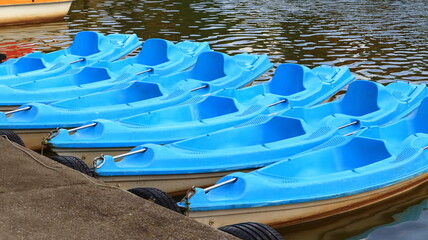 niebieskie kajaki kayak blue canoe - obrazy, fototapety, plakaty