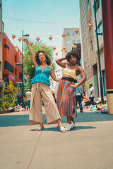 Naklejka premium two black girls posing having fun 
