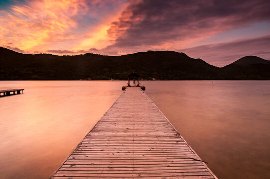 Lagoa da Concei&ccedil;&atilde;o, trapiche do Parque Estadual do Rio Vermelho, Florian&oacute;polis, Santa Catarina.