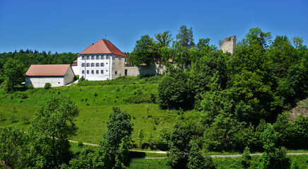 Fototapeta na wymiar Schloss Hettingen im Laucherttal, Schwäbische Alb, Deutschland