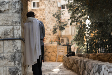 Fototapeta na wymiar jerusalem, israel. 27-09-2020. man pray in public garden a during the second closure during the Tishrei 202 holidays, new regulations to prevent infection with the corona virus