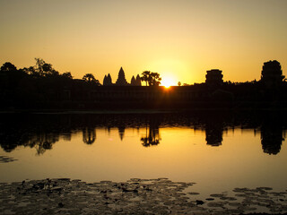 Fototapeta na wymiar アンコールワット寺院から昇る朝日