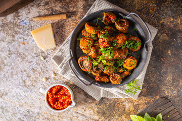 Mushrooms salad with chilli sauce