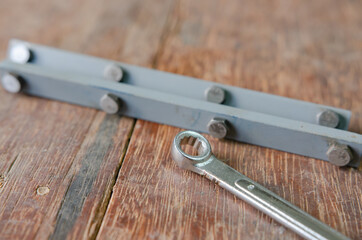 Obraz premium The craftsman adjusts the nut to the size.
