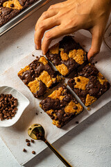 mano sostiene un browkie sobre bandeja de madera © Carlos Mendez 