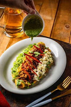 patacon relleno, carne, maiz, queso, lechuga, pollo