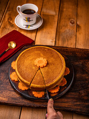 torta de zanahoria acompañada de vaso de café