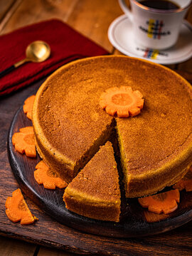 torta de zanahoria acompa&ntilde;ada de posillo de cafe