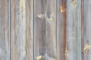 Bretterwand an einem Zaun aus Holz vor einem Grundstück