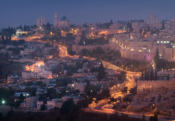 Obraz premium Night Jerusalem: Abbey of the dormition, road along the ancient walls of the Old City