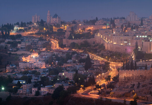 Night Jerusalem: Abbey of the dormition, road along the ancient walls of the Old City © Алексей Голубев