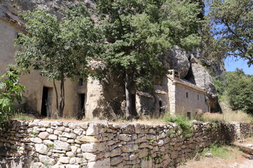 Fototapeta na wymiar Maison troglodyte dans l'ancien village troglodytique de Barry, ville de Bollene, departement du Vaucluse, France