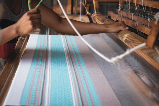 Manos artesanas de telar Mitla Oaxaca 