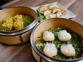 Gyozas y empanadillas de carne en restaurante chino