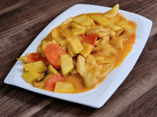 Pollo al curry en restaurante chino