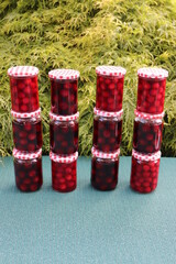 Weckgläser mit Kirschen. 