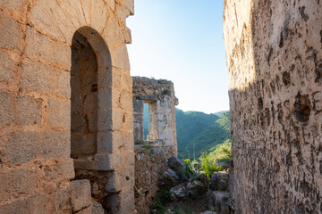 Fototapeta premium Ruined castle on a mountain, known as the castle of Marinyen, or the Moorish Queen. 