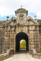 Fototapeta na wymiar Gate of the defensive walls Fortress of the city of Valença in Portugal 