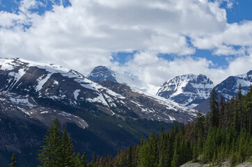Fototapeta na wymiar Beautiful Mountain Scenery of Jasper National Park