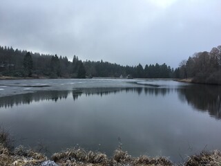 Halb gefrorener See im Winter