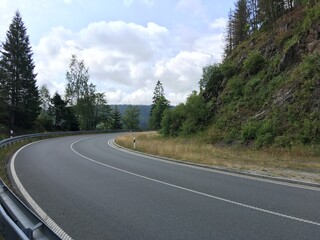 Landstraße im Mittelgebirge (3)