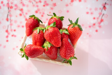 かごに乗ったいちご　ピンクの背景