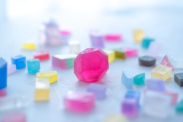 光が透過して透明感のある色とりどりの琥珀糖　カラフルな宝石　キラキラ