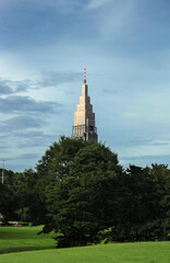 Fototapeta premium Skyscraper next to public park, Tokyo