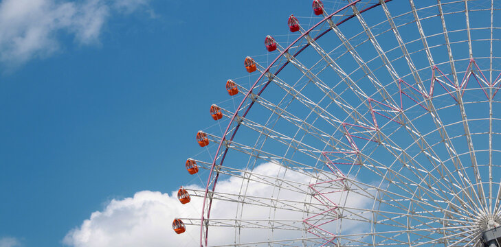 Huge ferriswheel with red carts