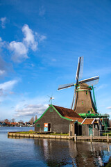 Fototapeta na wymiar Dutch wind mill at Zaanse Schans