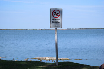 cartel señal prohibido agua balneario advertencia