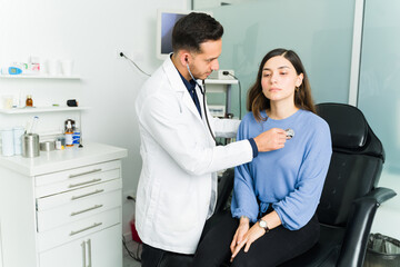 Obraz premium Sick young woman with respiratory problems