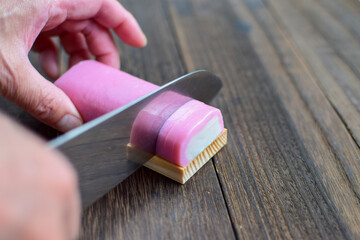 Obraz premium 板蒲鉾を切るところ