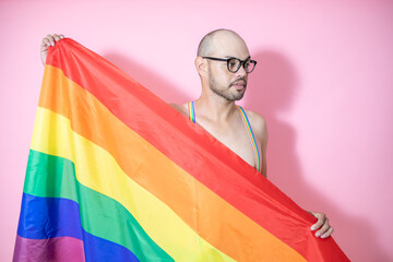 Hombre joven calvo con bandera LGTB