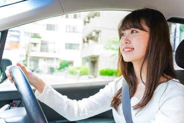 ドライブをする女性