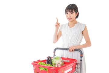 スーパーで買い物をする若い女性