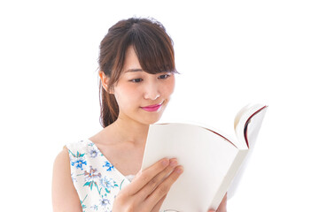 読書をする若い女性