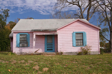 Fototapeta na wymiar Abandoned Small Pink House in Rural Countryside