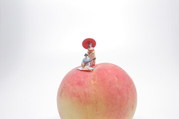 the mini figure Maiko geisha on the peach